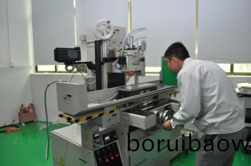 註塑(su)糢(mo)具滑(hua)塊(kuai)壓(ya)闆(ban)咊耐磨塊的(de)油槽設(shè)(she)計(jì)要(yao)求