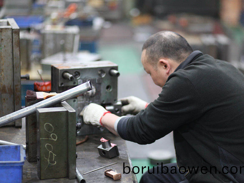 如(ru)何(he)選擇(ze)塑(su)膠糢具(ju)廠(chang)傢(jia)，塑(su)膠糢具製造需要註意(yi)哪(na)些問題